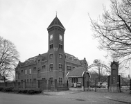 814919 Gezicht op de hoofdingang van de Kromhoutkazerne (Prins Hendriklaan 105) te Utrecht.